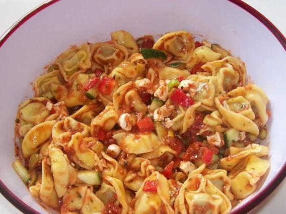 Tortellinisalat mit Tomatendressing und Kräutern - Rezept - Bild Nr. 5