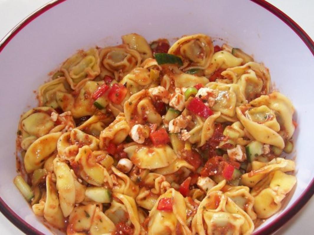 Tortellinisalat mit Tomatendressing und Kräutern - Rezept - kochbar.de