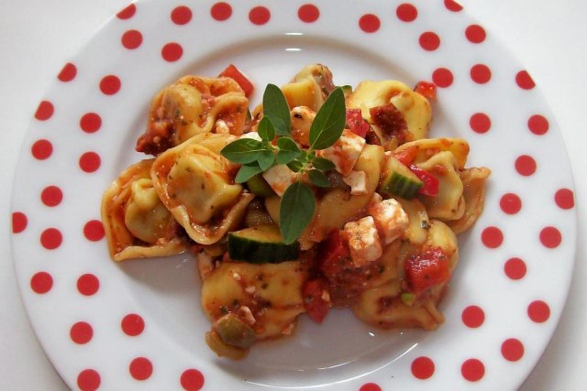 Tortellinisalat mit Tomatendressing und Kräutern - Rezept - Bild Nr. 6