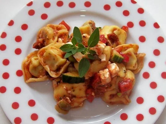 Tortellinisalat mit Tomatendressing und Kräutern - Rezept - Bild Nr. 6