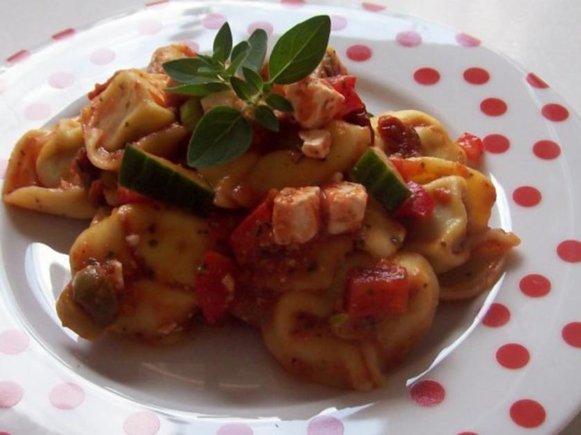 Tortellinisalat mit Tomatendressing und Kräutern - Rezept - kochbar.de