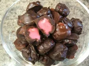 Pralinen: Cremehütchen mit Johannisbeergeschmack - Rezept