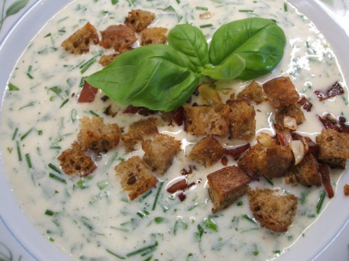 Suppen: Kräutersuppe mit Schwarzbrot-Croutons - Rezept