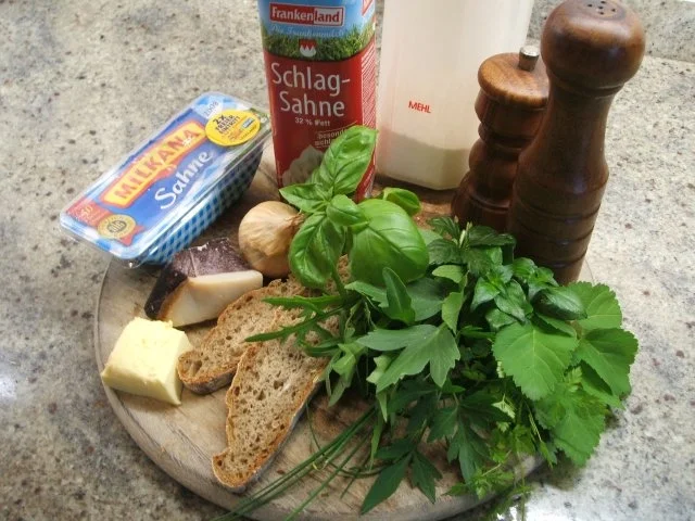 Suppen: Kräutersuppe mit Schwarzbrot-Croutons - Rezept - Bild Nr. 2