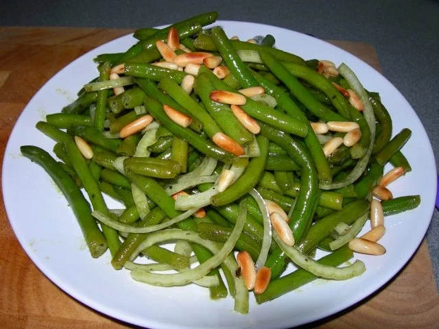 Bohnensalat mit Pinienkernen - Rezept