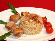 Rezept: Spargel-Parmesan-Risotto mit gebratenen Jakobsmuscheln im San-Daniele-Schinken-Mantel Spargel-Parmesan-Risotto mit gebratenen Jakobsmuscheln im San-Daniele-Schinken-Mantel - Rezept