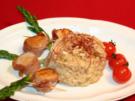 Spargel-Parmesan-Risotto mit gebratenen Jakobsmuscheln im San-Daniele-Schinken-Mantel - Rezept
