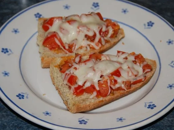 Bruschetta mit Mozzarella überbacken - Rezept