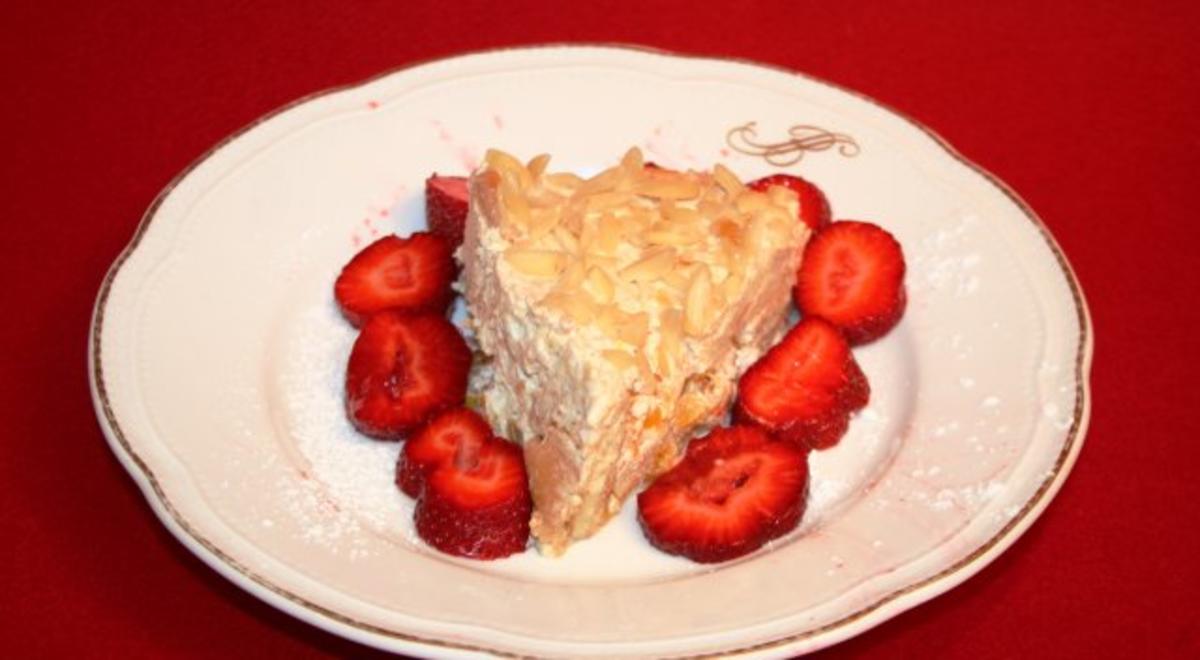 Aishas leichter Fitness-Pfirsich-Kuchen mit Rumaroma auf einem Erdbeerbett - Rezept