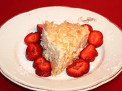 Aishas leichter Fitness-Pfirsich-Kuchen mit Rumaroma auf einem Erdbeerbett - Rezept