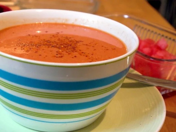 Rezept: Kalte Melonen-Tomaten-Suppe Kalte Melonen-Tomaten-Suppe - Rezept