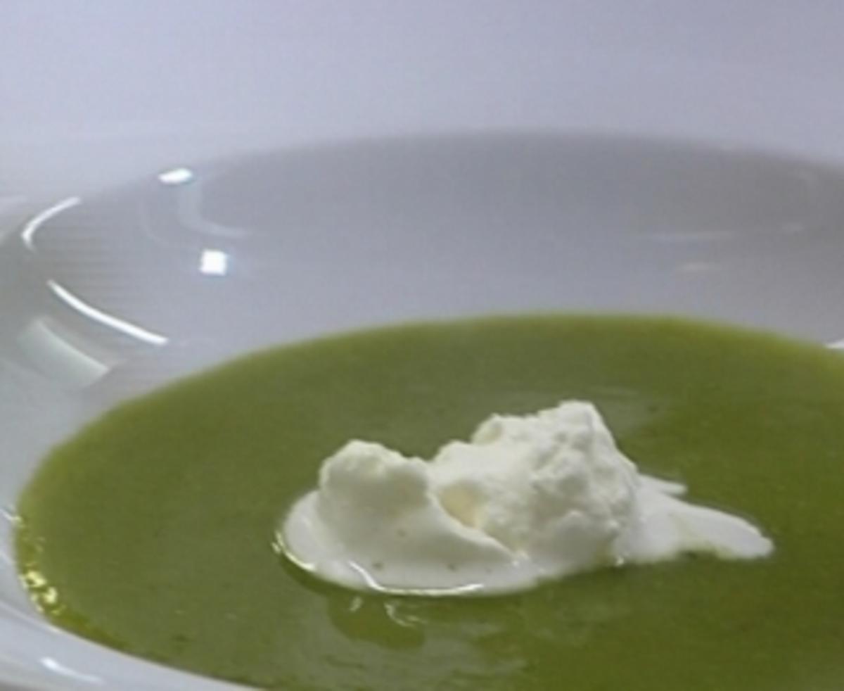 Erbsencremesuppe mit Sekt unter Sahnehäubchen - Rezept - kochbar.de