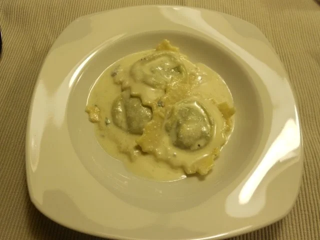 Ravioli mit Spinat Ricotta Füllung in Käsesoße - Rezept