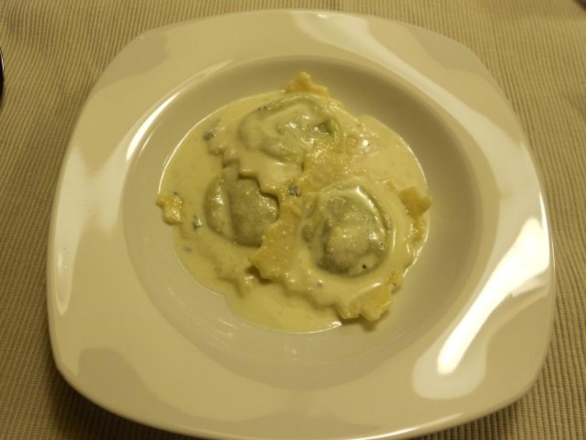 Ravioli mit Spinat Ricotta Füllung in Käsesoße - Rezept - kochbar.de