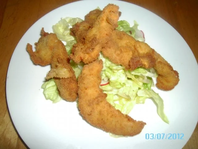 Rezept: Panierte Putenstreifen auf grünem Salat Panierte Putenstreifen auf grünem Salat - Rezept