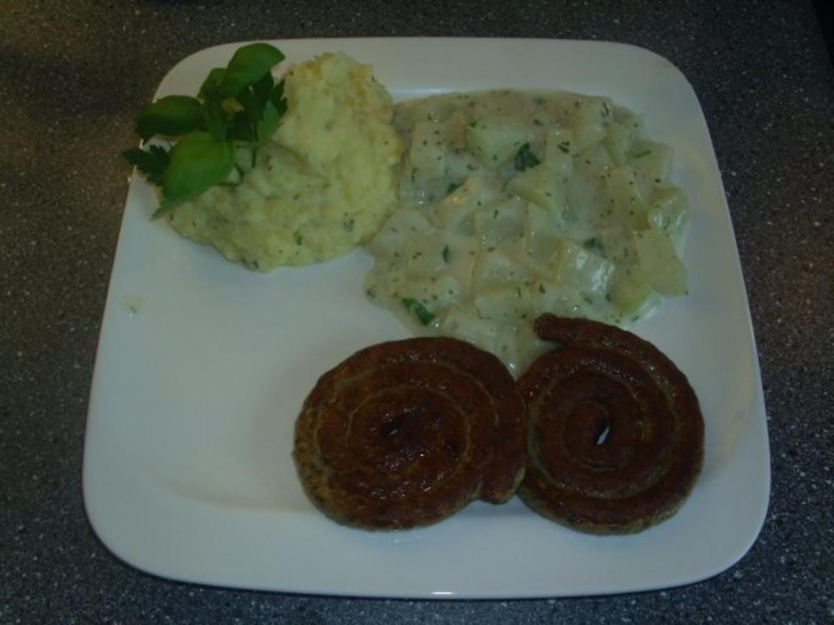 Bratwurstschnecken mit Kartoffelpürre und Kohlrabigemüse - Rezept ...