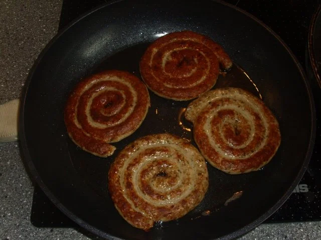 Bratwurstschnecken mit Kartoffelpürre und Kohlrabigemüse - Rezept - Bild Nr. 2