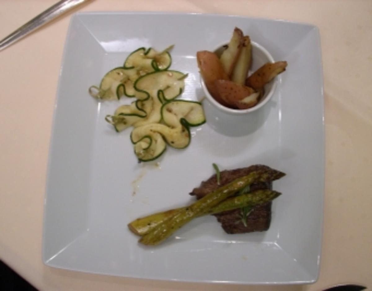 Rinderfiletsteak mit neuseeländischem Gemüse dazu Kartoffelecken ...