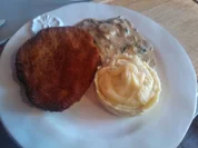 Wiener-Schnitzel mit KaPue und Champignon-Rahmgemuese - Rezept