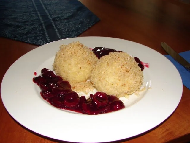 Rezept: Quarkknödel mit Kirschragout Quarkknödel mit Kirschragout - Rezept
