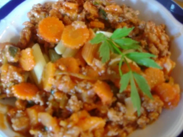 Rezept: Mett-Gemüse-Sauce mit Nudeln Mett-Gemüse-Sauce mit Nudeln - Rezept