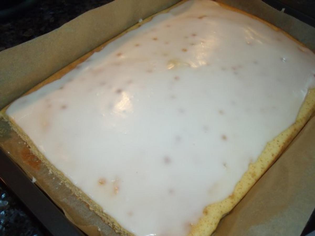 Zitronenblechkuchen simpler und schneller Rührkuchen - Rezept mit Bild ...