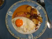 Fleischkäse mit Ei auf Pfeffer- Rahmsauce - Rezept