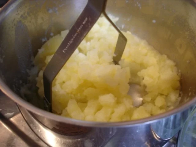 Frikadellen mit Kartoffelpüree und Feldsalat - Rezept - Bild Nr. 3