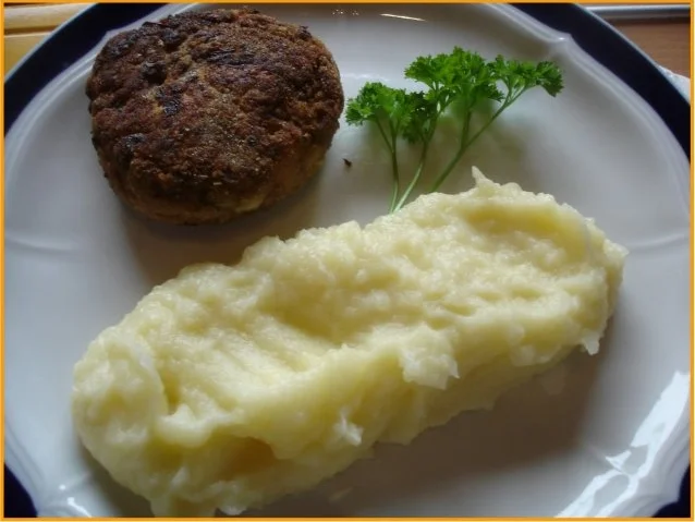 Frikadellen mit Kartoffelpüree und Feldsalat - Rezept