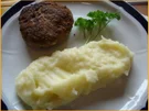 Frikadellen mit Kartoffelpüree und Feldsalat - Rezept