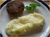 Frikadellen mit Kartoffelpüree und Feldsalat - Rezept