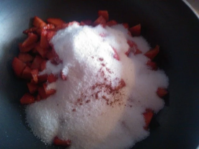 Rezept: Erdbeer-Konfituere (wie die Franzosen sie lieben, habe dort 1 1/2 Jahre in Paris gelebt) Bild Nr. 2 Erdbeer-Konfituere (wie die Franzosen sie lieben, habe dort 1 1/2 Jahre in Paris gelebt) - Rezept - Bild Nr. 2