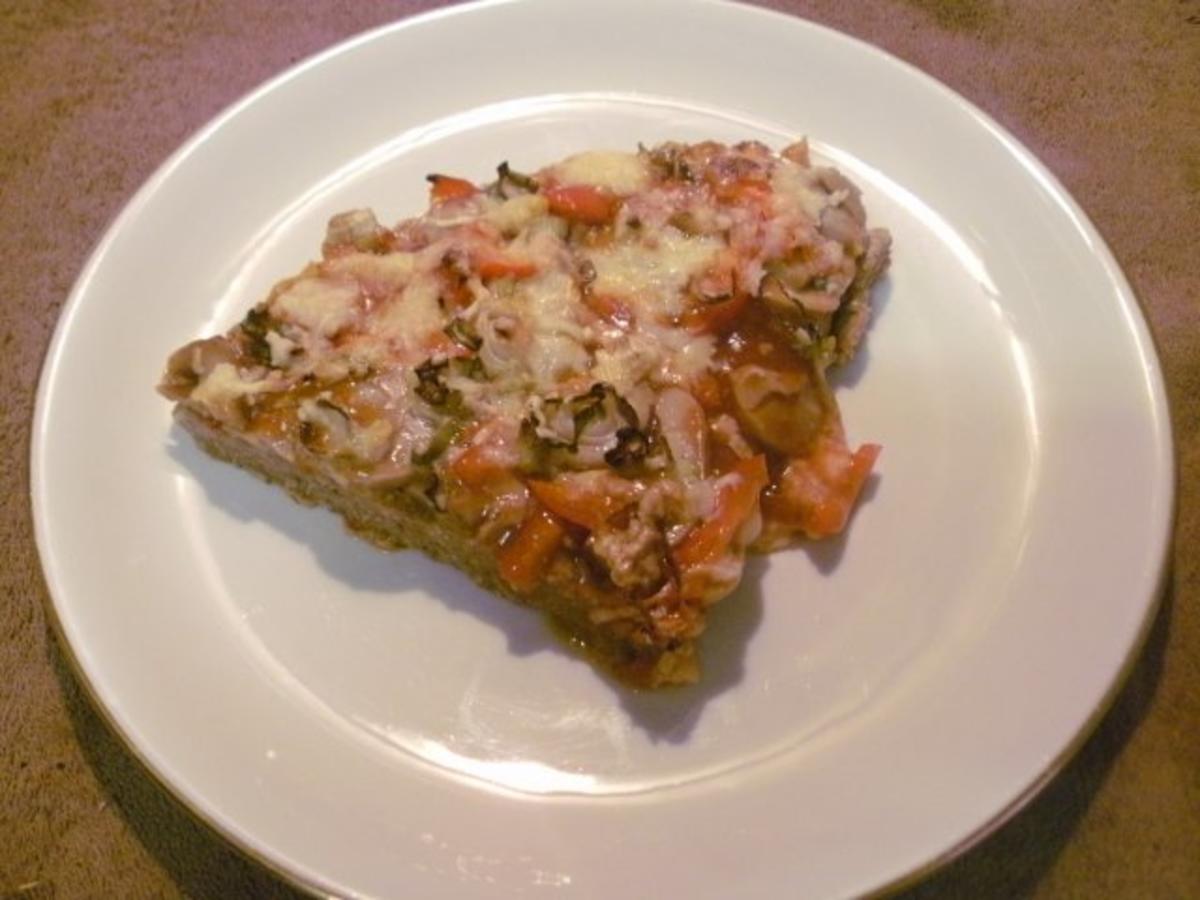 Hackfleischpizza mit Hackfleisch gemischt und Brötchen alt - Rezept mit ...