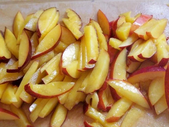 Rezept: Blätterteigtarte mit Nektarinen und Ziegenkäse Bild Nr. 4 Blätterteigtarte mit Nektarinen und Ziegenkäse - Rezept - Bild Nr. 4