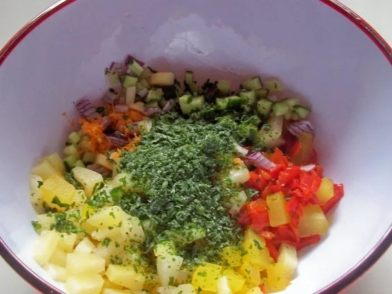 Hauptspeise: Sommerlicher Hähnchensalat mit Ananas - Rezept - Bild Nr. 5