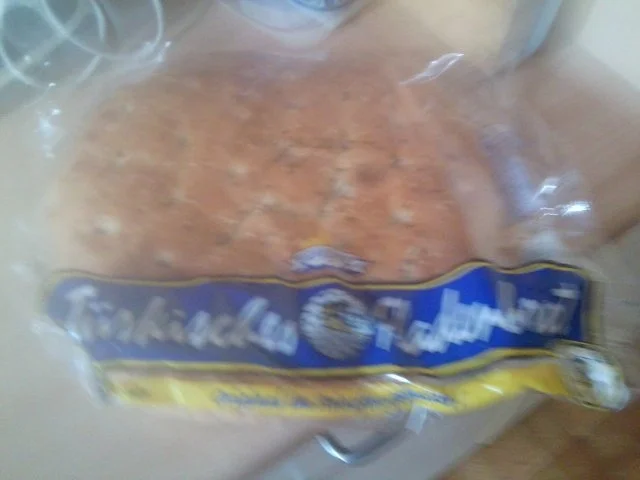 Fladenbrot mit Kräuterbutter, Gouda und gekochten Schinken gebacken - Rezept