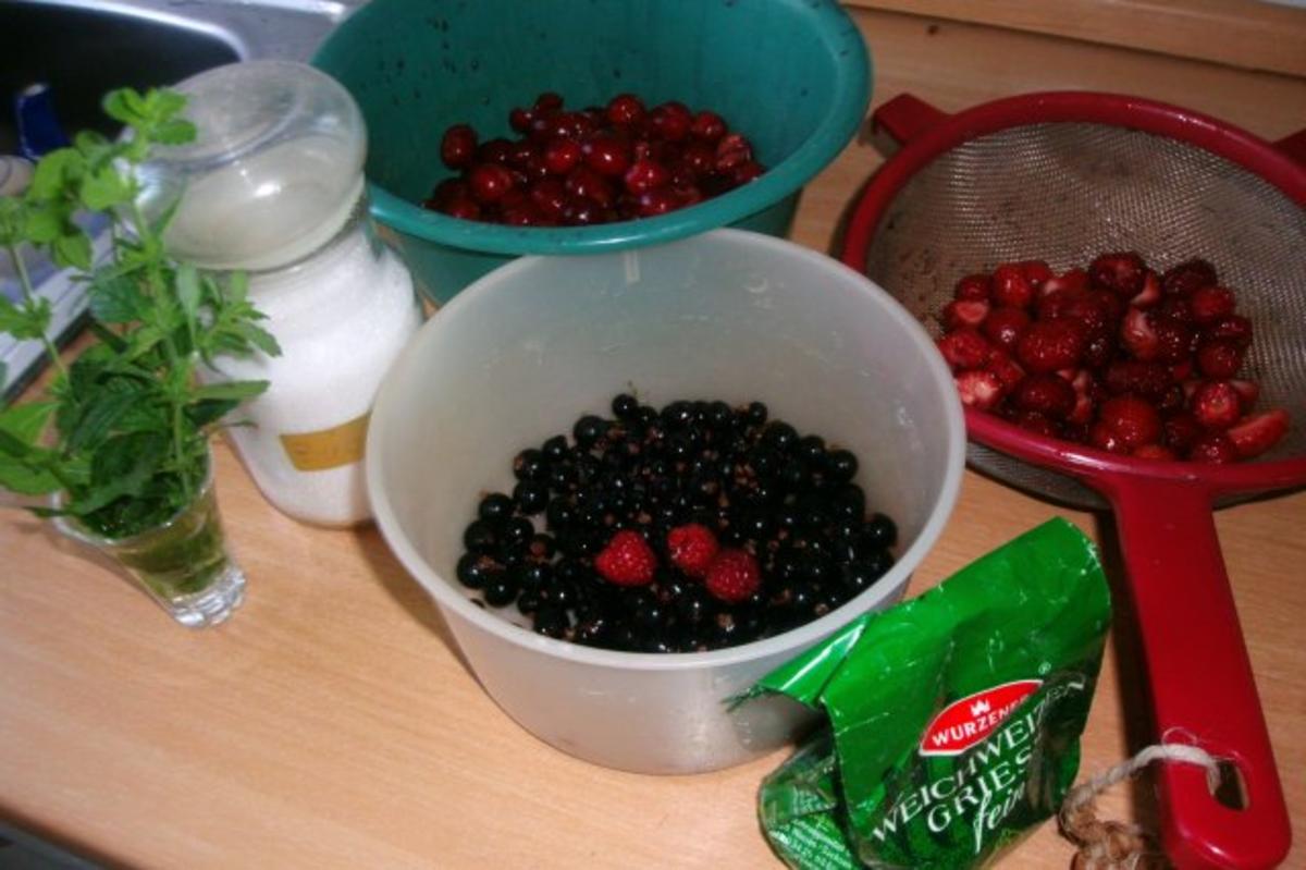 Rote Grütze aus frischem Obst mit Vanillesosse - Rezept - Bild Nr. 6