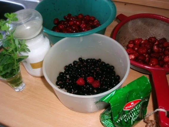 Rote Grütze aus frischem Obst mit Vanillesosse - Rezept - Bild Nr. 6