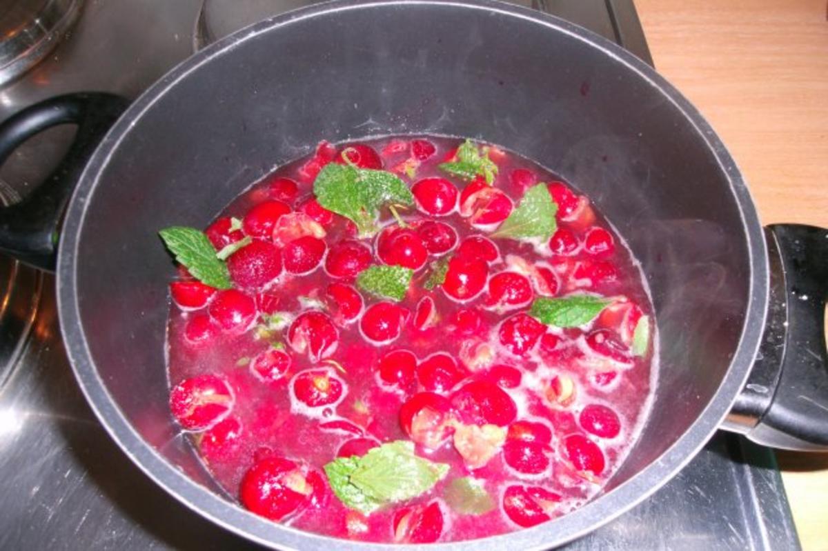 Rote Grütze aus frischem Obst mit Vanillesosse - Rezept - Bild Nr. 8