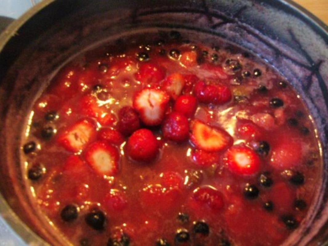 Rote Grütze aus frischem Obst mit Vanillesosse - einfach - 39 kcal/100g Rote Grütze aus frischem Obst mit Vanillesosse - einfach - 39 kcal/100g