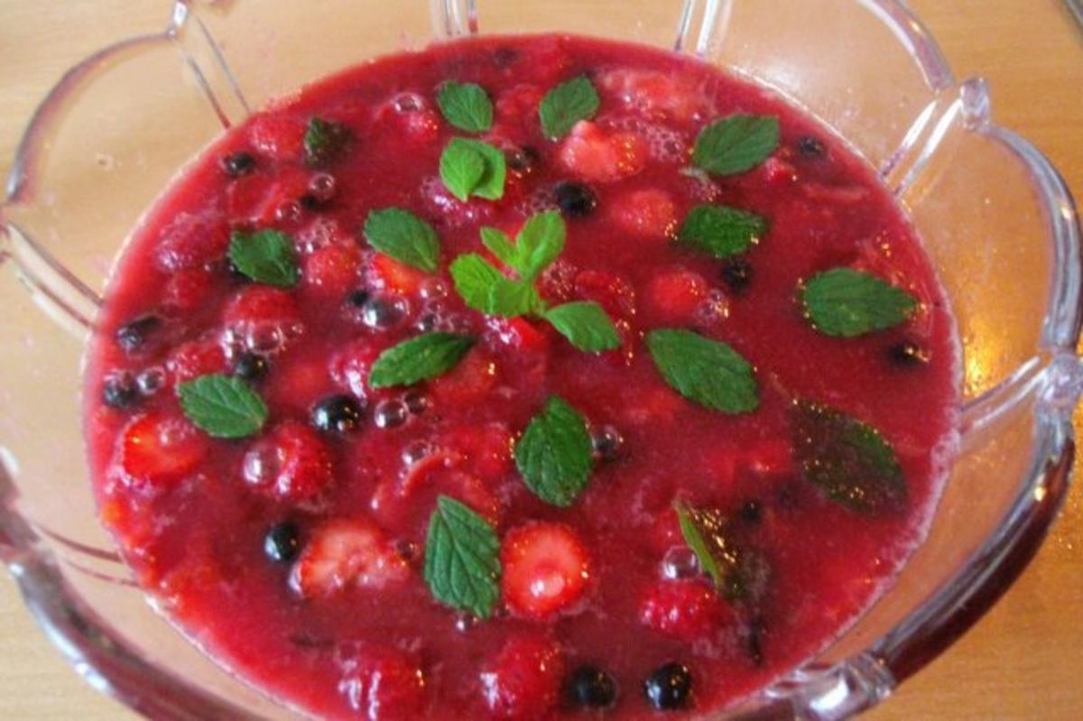 Rote Grütze aus frischem Obst mit Vanillesosse - Rezept - Bild Nr. 2