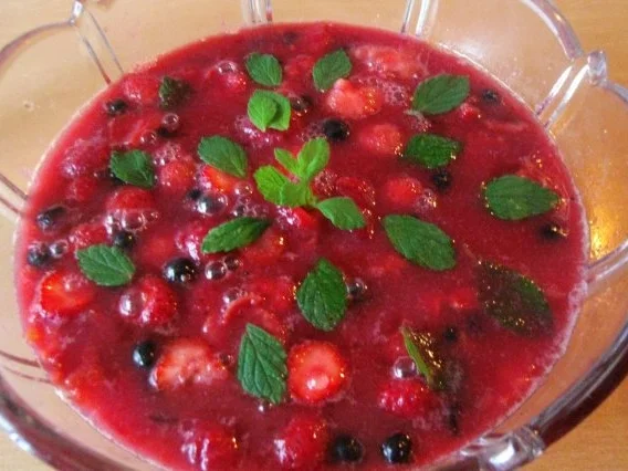 Rote Grütze aus frischem Obst mit Vanillesosse - Rezept - Bild Nr. 2