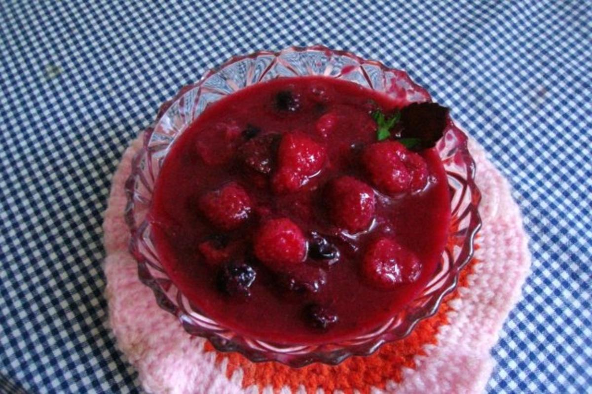 Rote Grütze aus frischem Obst mit Vanillesosse - Rezept - Bild Nr. 10
