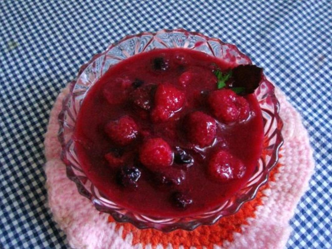 Rote Grütze aus frischem Obst mit Vanillesosse - Rezept - kochbar.de