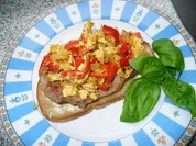 Deftiges Brot mit Paprikagemüse - Rezept