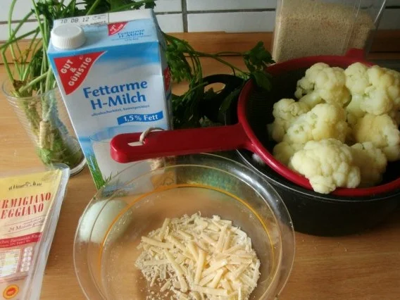 Rezept: Parmesanblumenkohl in Wurzelpetersiliensosse und Parmesantalern Bild Nr. 2 Parmesanblumenkohl in Wurzelpetersiliensosse und Parmesantalern - Rezept - Bild Nr. 2
