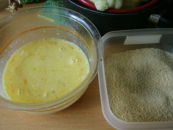 Rezept: Parmesanblumenkohl in Wurzelpetersiliensosse und Parmesantalern Bild Nr. 3 Parmesanblumenkohl in Wurzelpetersiliensosse und Parmesantalern - Rezept - Bild Nr. 3