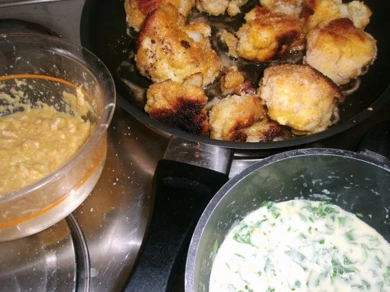 Rezept: Parmesanblumenkohl in Wurzelpetersiliensosse und Parmesantalern Bild Nr. 5 Parmesanblumenkohl in Wurzelpetersiliensosse und Parmesantalern - Rezept - Bild Nr. 5