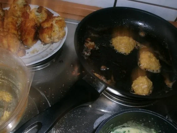 Rezept: Parmesanblumenkohl in Wurzelpetersiliensosse und Parmesantalern Bild Nr. 6 Parmesanblumenkohl in Wurzelpetersiliensosse und Parmesantalern - Rezept - Bild Nr. 6