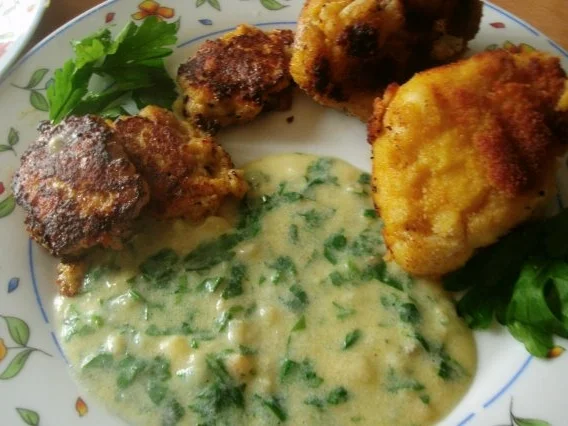 Rezept: Parmesanblumenkohl in Wurzelpetersiliensosse und Parmesantalern Parmesanblumenkohl in Wurzelpetersiliensosse und Parmesantalern - Rezept